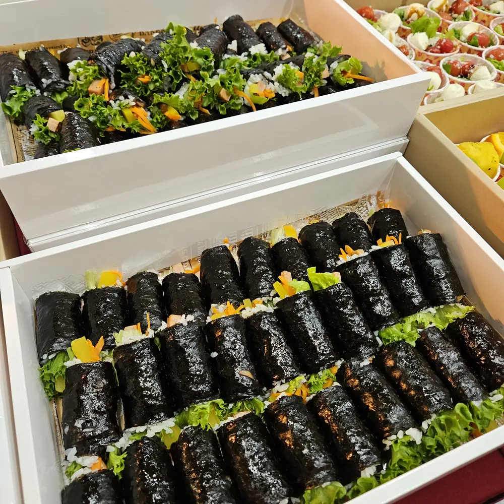 행사 케이터링박스 김밥과 샐러드 랩을 담은 교육장 박스케이터링